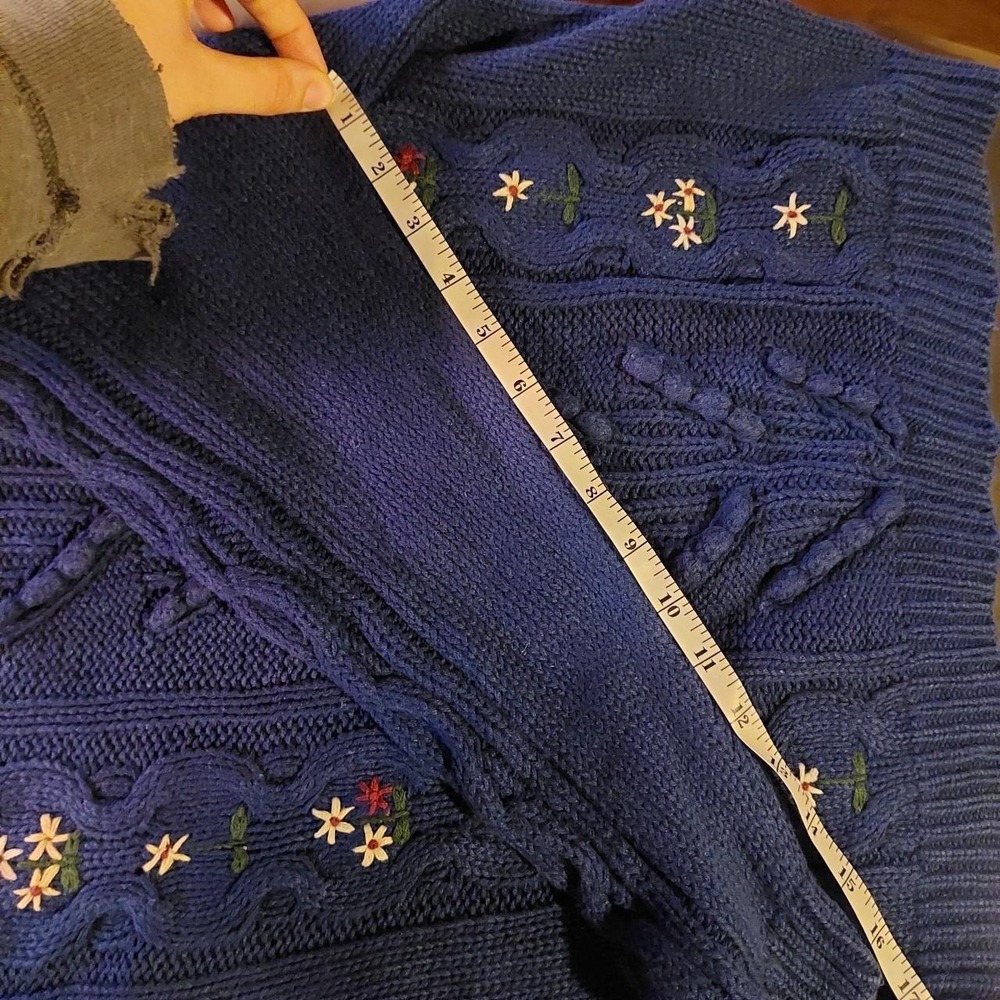 Vintage sweater with puffed shoulders and floral details. - Picture 6 of 6